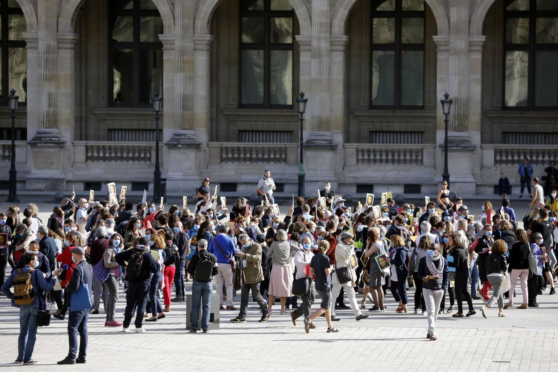 "Не ни забравяйте" - протест на турустически гидове пред Лувър в Париж