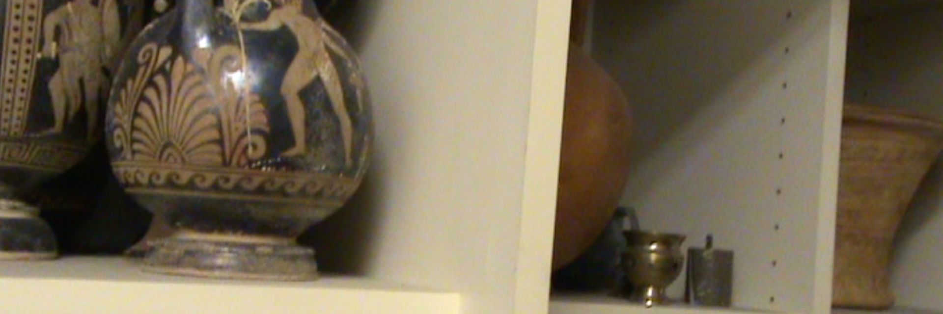 Прокурори иззеха още 877 антики от офиси на Васил Божков (видео)