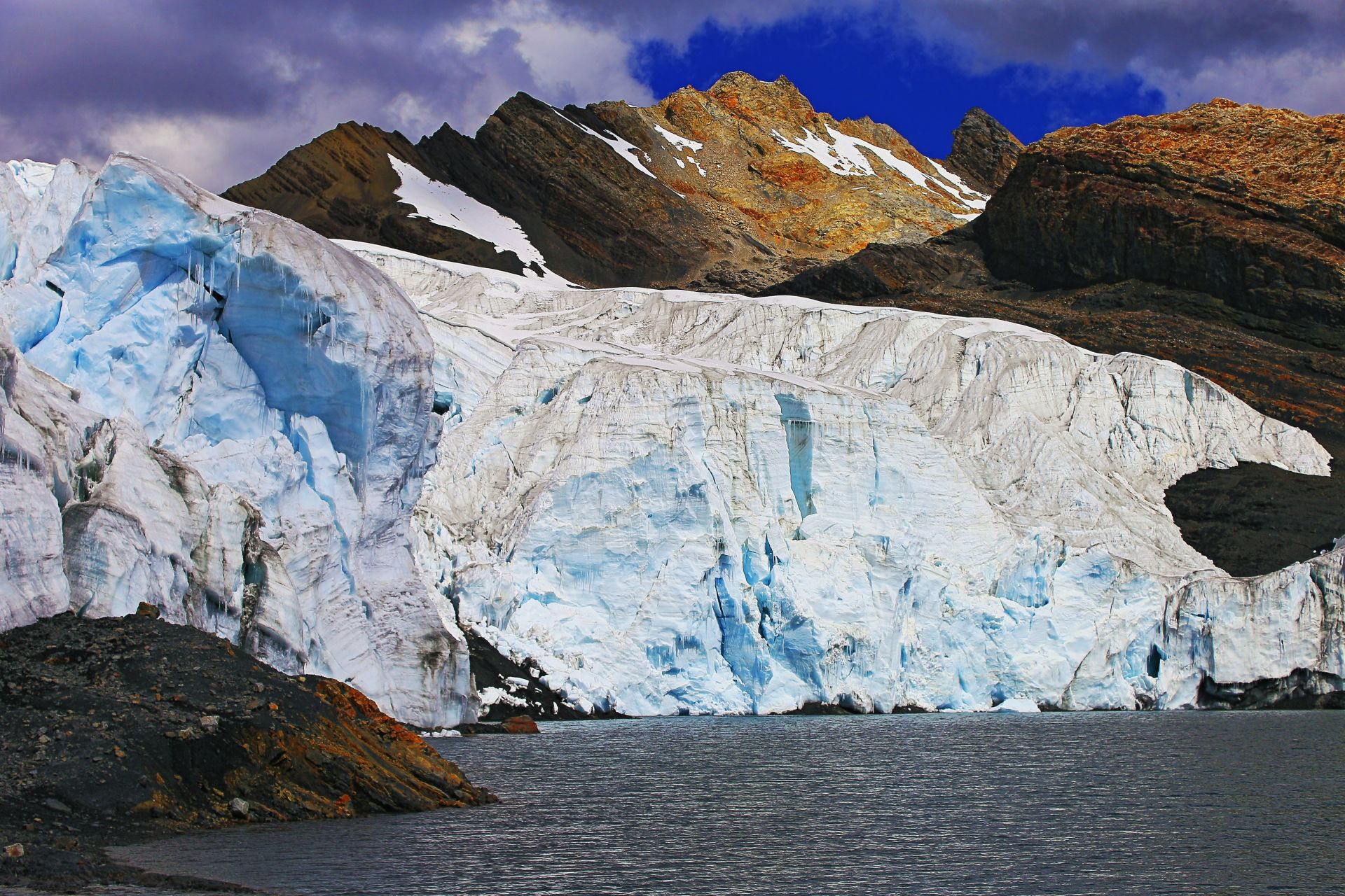 Ледникът Пасторури, който е дълъг 5200 м, е един от най-големите магнити за туристите