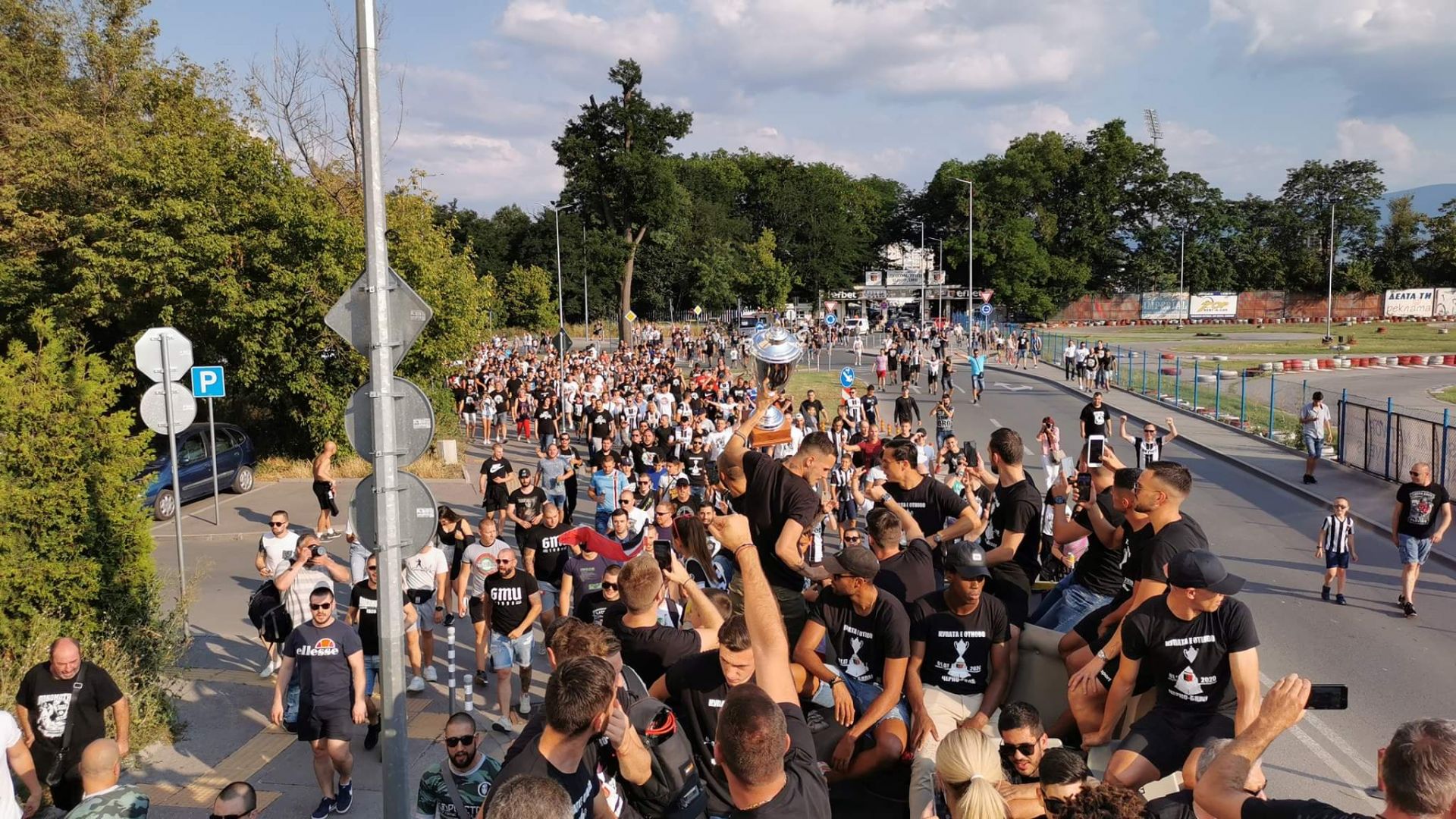 Феновете в Пловдив само с маски на стадиона, тези на Славия пък си изкараха глоба