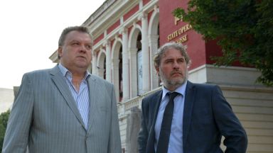 Пожарникарите спасили ценните костюми и декори в операта в Русе (снимки)