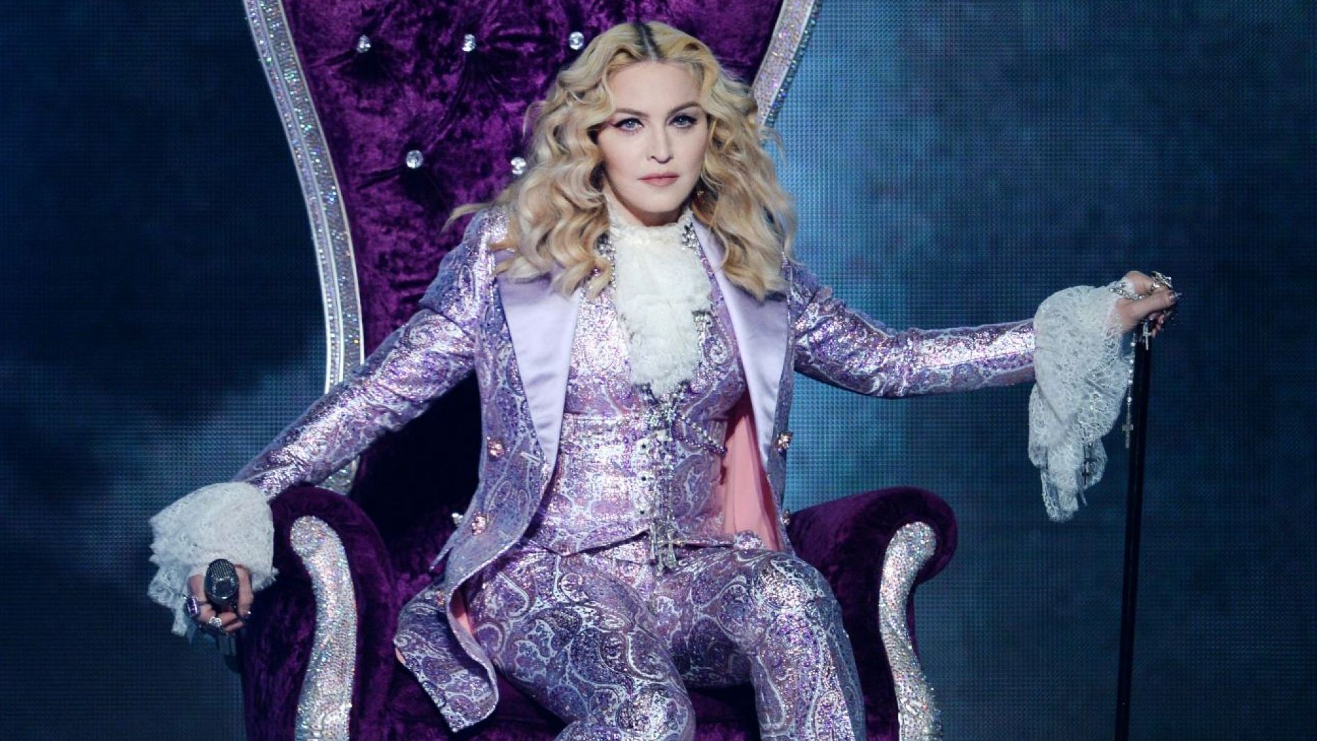 Мадона с топлес снимка - на 61 г. и с патерица, но все така провокативна