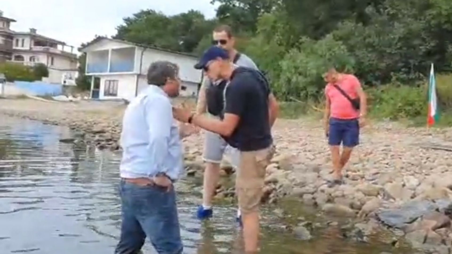  Христо Иванов дебаркира с гумена лодка край лятната резиденция на Ахмед Доган (видео)