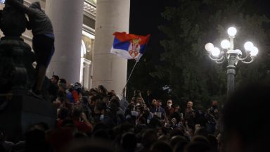 Протестиращи сърби нахлуха в парламента, полицията използва сълзотворен газ (видео и снимки)