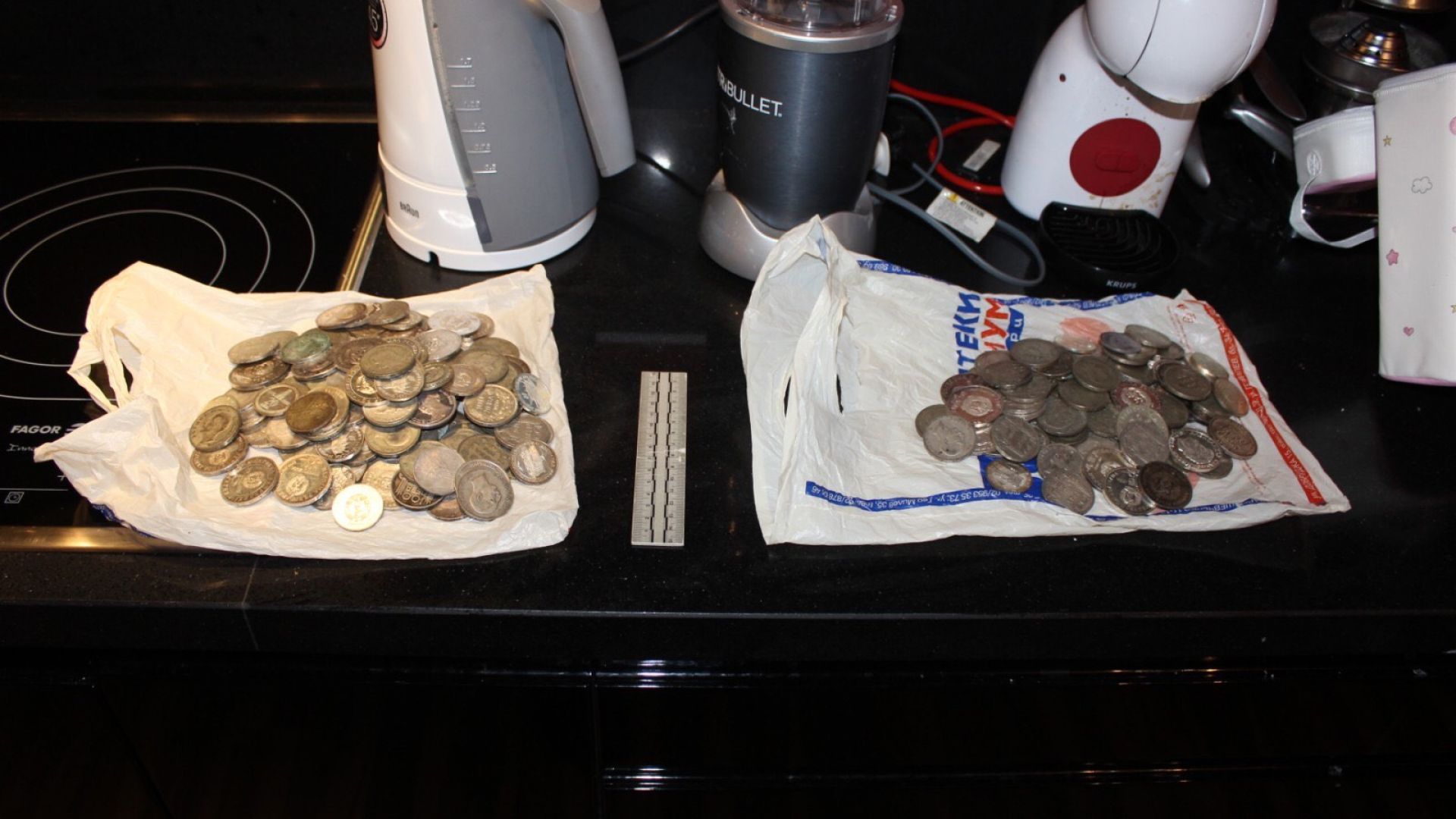 Изчезналите златни монети на бизнесмена Илия Златанов открити в дома му (снимки)