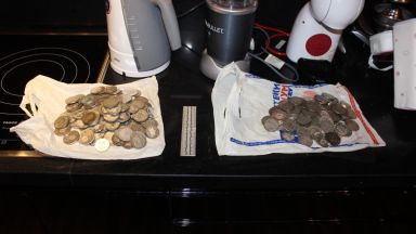 Изчезналите златни монети на бизнесмена Илия Златанов открити в дома му (снимки)