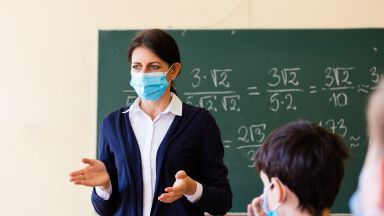 Маска за лице или шлемове ще носят ученици и учители