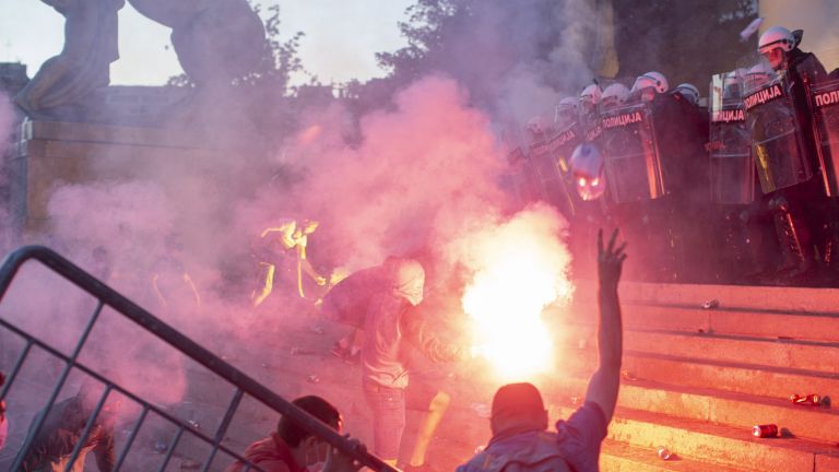 Втора нощ протести в Сърбия - факли и бутилки срещу полицията, тя пак отвърна със сълзотворен газ (видео)