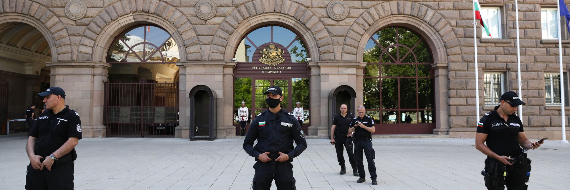 Жена се опита да нахлуе в президентството (видео)