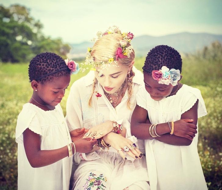 Мадона с децата си Естер и Стела
