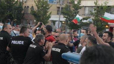 Трети ден протестиращи се събират пред президентството