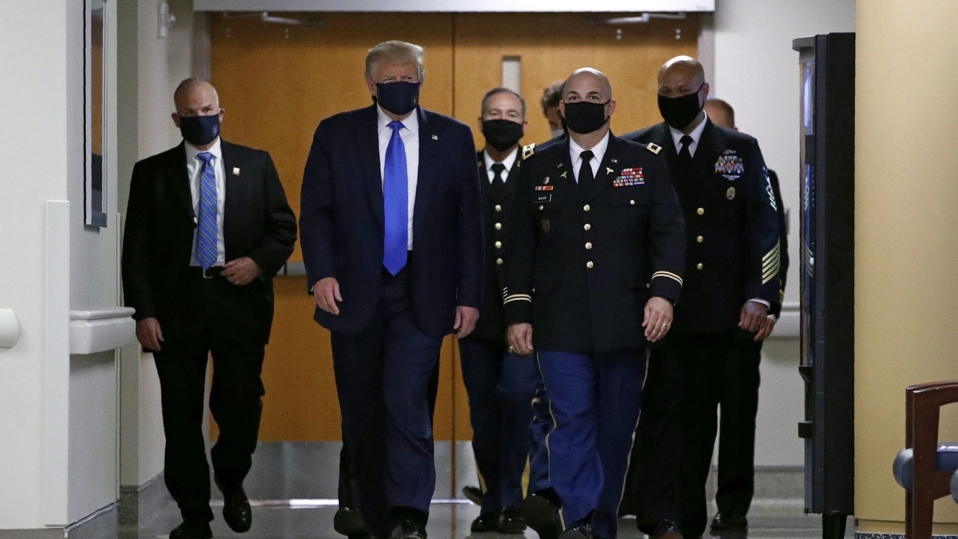 Тръмп с маска на публично място за пръв път от началото на пандемията