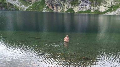Турист се изкъпа в езерото "Бъбрека"