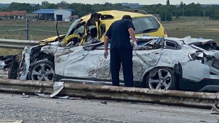 Камион навлезе в насрещното движение, има 6 жертви и ранени | Днес ...