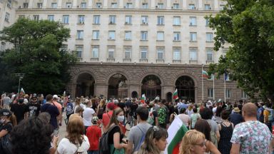Ден четвърти на протеста, площадът в триъгълника на властта вече е пълен