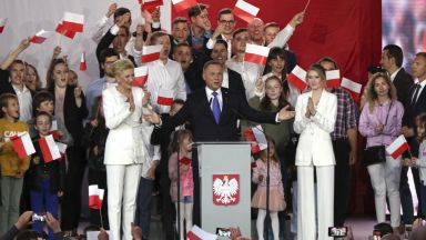 Действащият полски президент Анджей Дуда печели изборите с минимална преднина