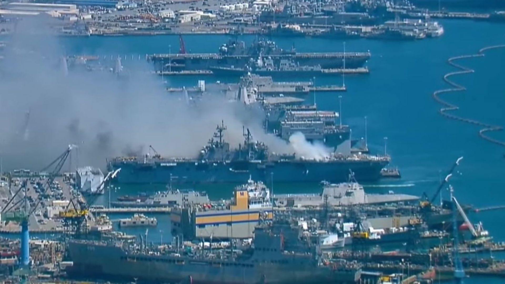 Взрив, много ранени и опасност от пълно унищожение: Гори американски десантен кораб (видео)