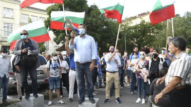 Протест за оставка на вътрешния министър, пред МС заплашват да не пускат депутатите в НС (снимки)