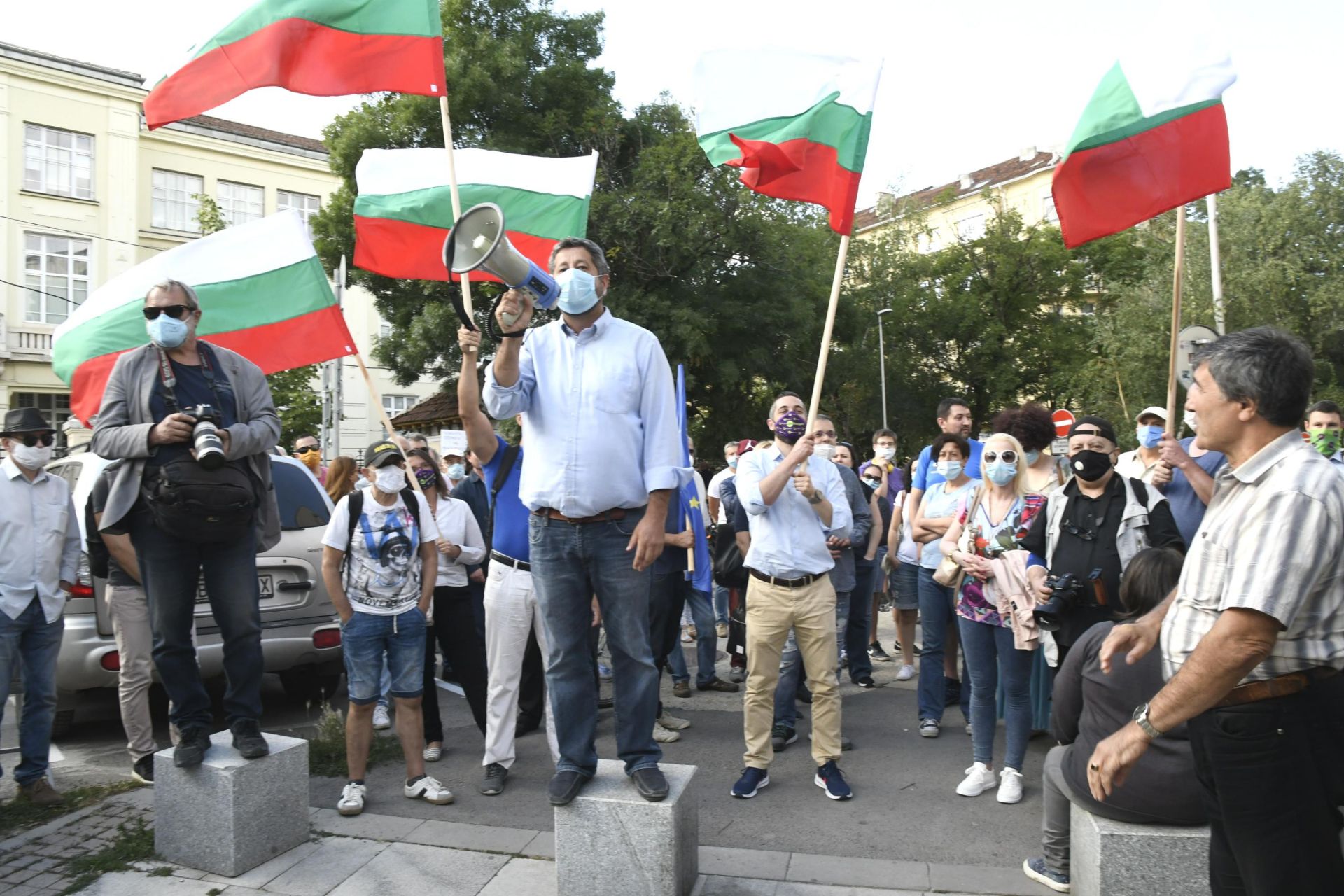 Христо Иванов говори с мегафон пред протестиращите