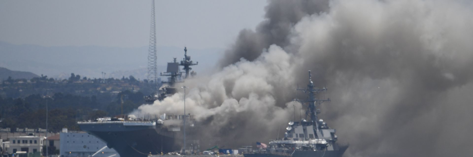 57 ранени в огнен ад на десантен кораб в база на ВМС в Сан Диего (видео)