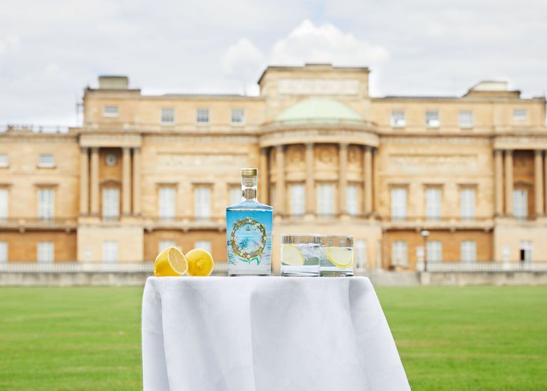 Миналото лято Бъкингамският дворец пусна джин със съставки от градините на двореца. 