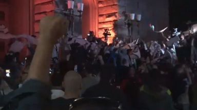 Бомбички, полицейски щитове и ранен след провокация пред бившия Партиен дом