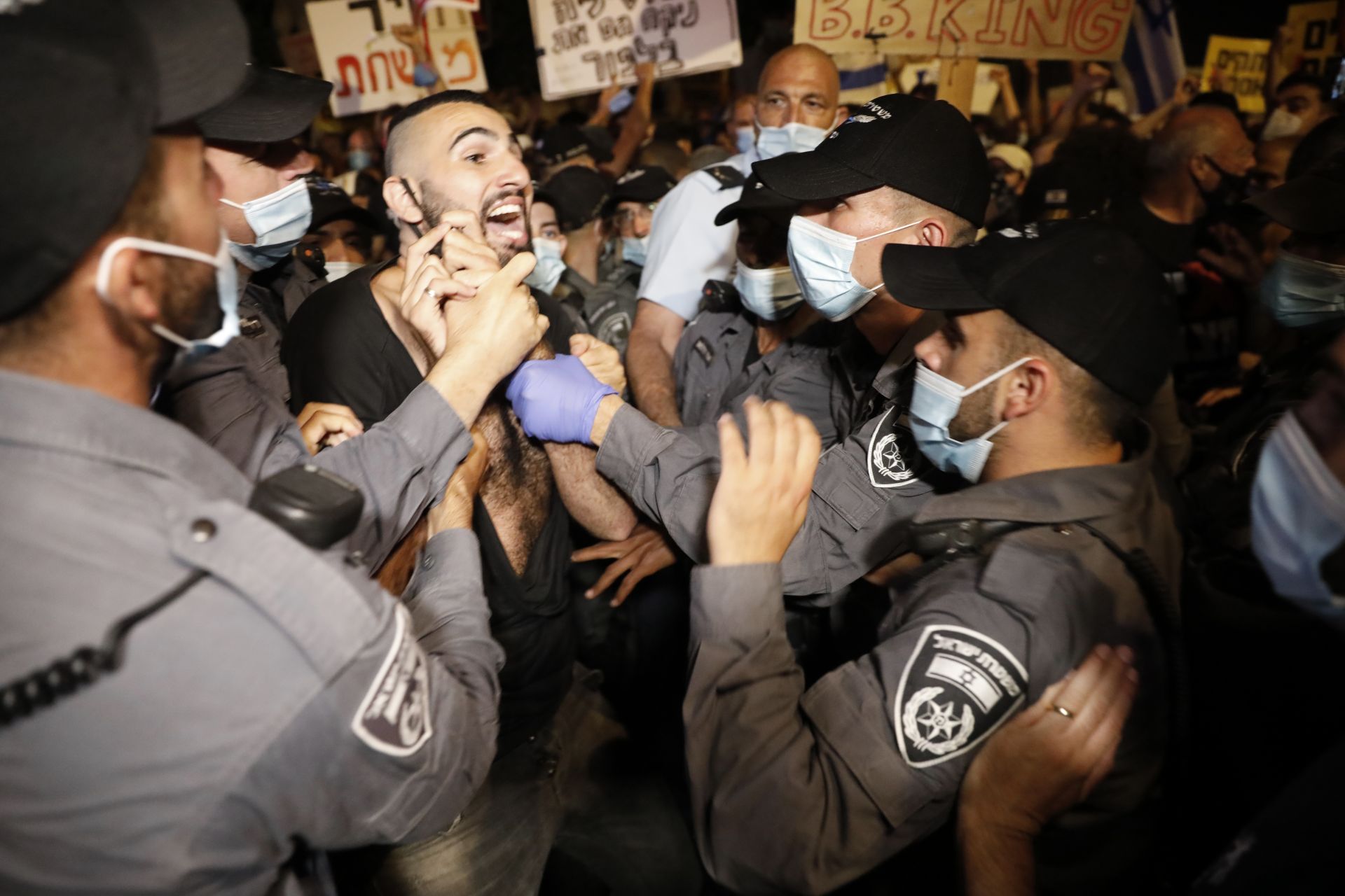 Стигна се до сблъсъци между протестиращите и полицията