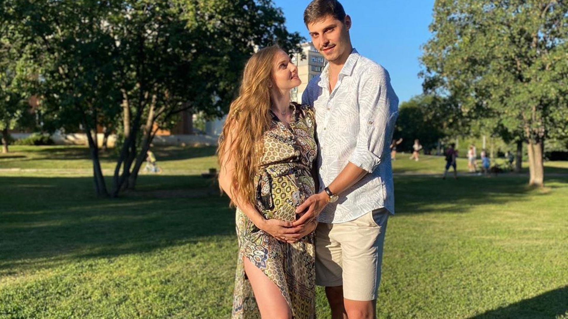 Нанси Карабойчева красиво бременна в 9-ия месец