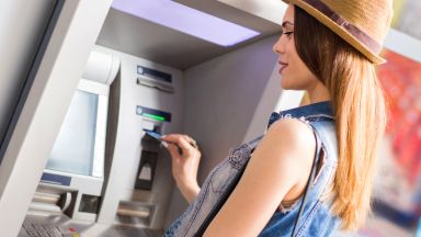 Как действат измамниците и как да се защитите при теглене на пари от банкомат?