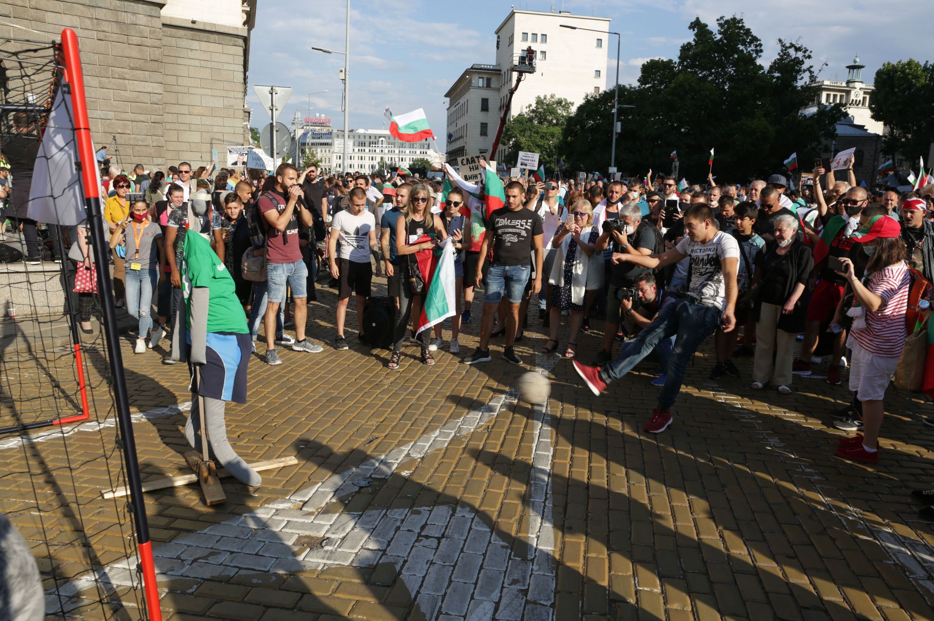 В София протестът започна с дузпи