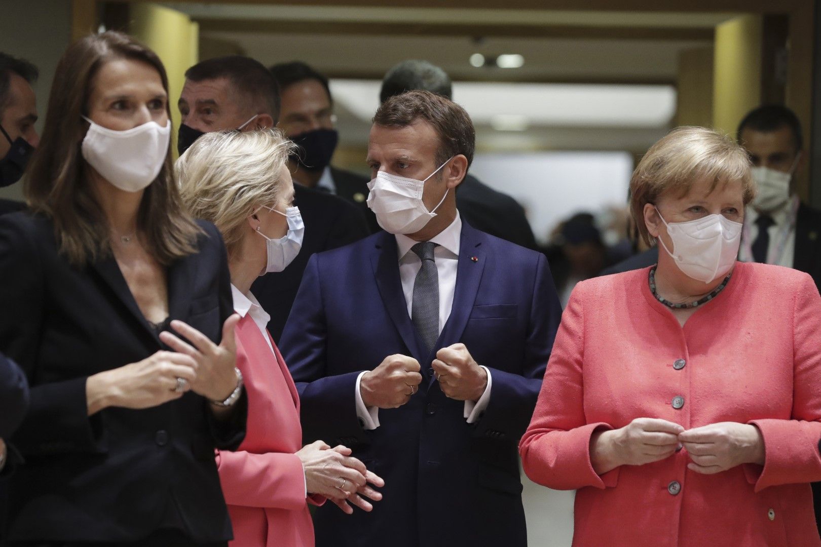 Премиерът на Белгия Софѝ Уилмѐс, председателят на ЕК Урсула фон дер Лайен, президентът на Франция Еманюел Макрон и германският канцлер Ангела Меркел на срещата на върха на ЕС - първа присъствена в условията на пандемия