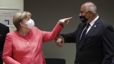 Борисов подари бъклица с розово масло на Меркел, хванаха го да носи маска неправилно (снимки)