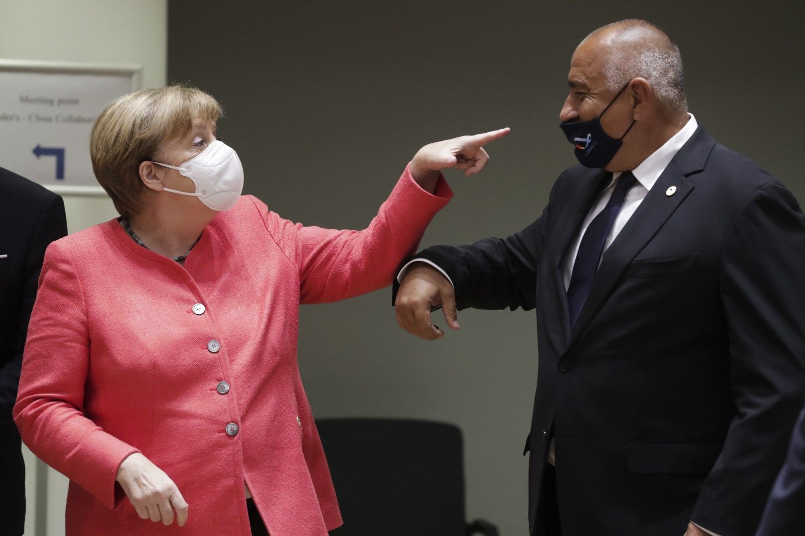 Ангела Меркел сочи с пръст към маската на Бойко Борисов, която не покрива носа му