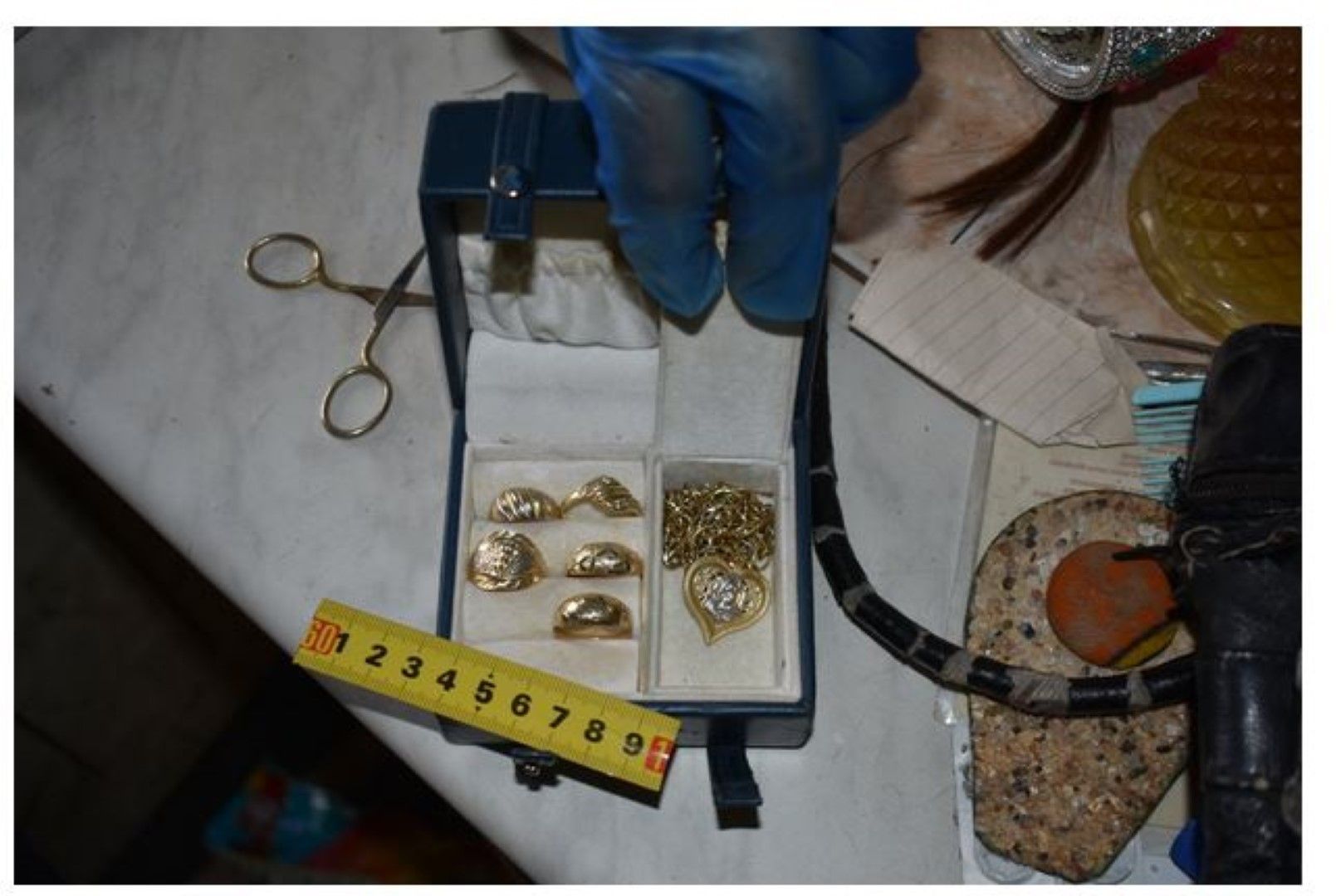 При извършените претърсвания в ползваните от групата имоти е намерено и иззето голямо количество златни накити и пари, придобити от престъпната дейност