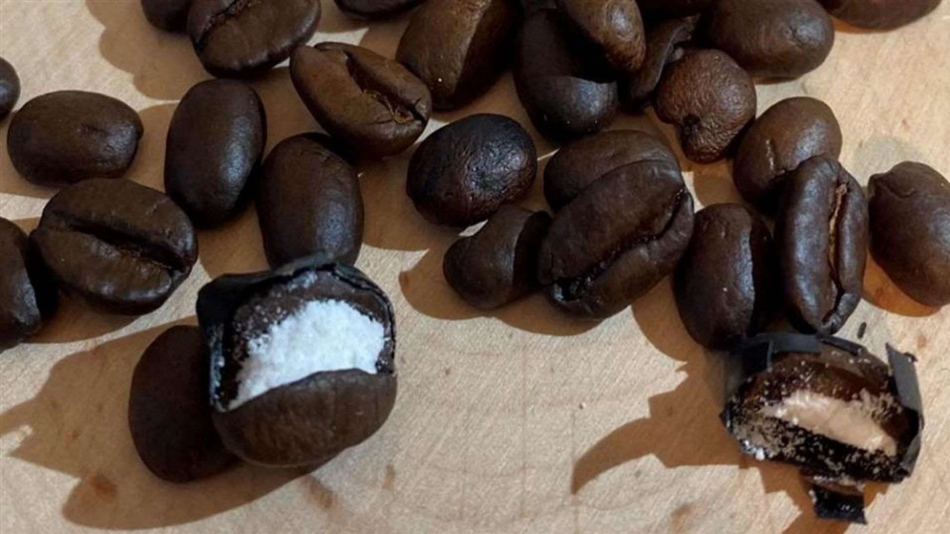 Трафиканти с железни нерви опитаха да пренесат кокаин в кафеени зърна (видео)
