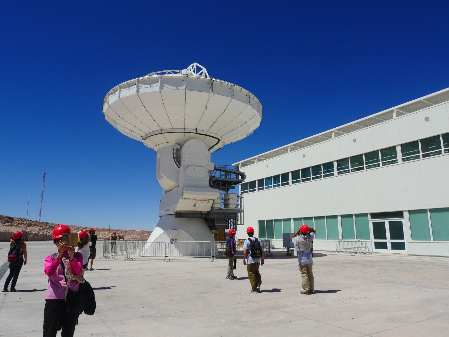 Посетители в обсерваторията Алма в пустинята Атакама в Чили (снимка архив)