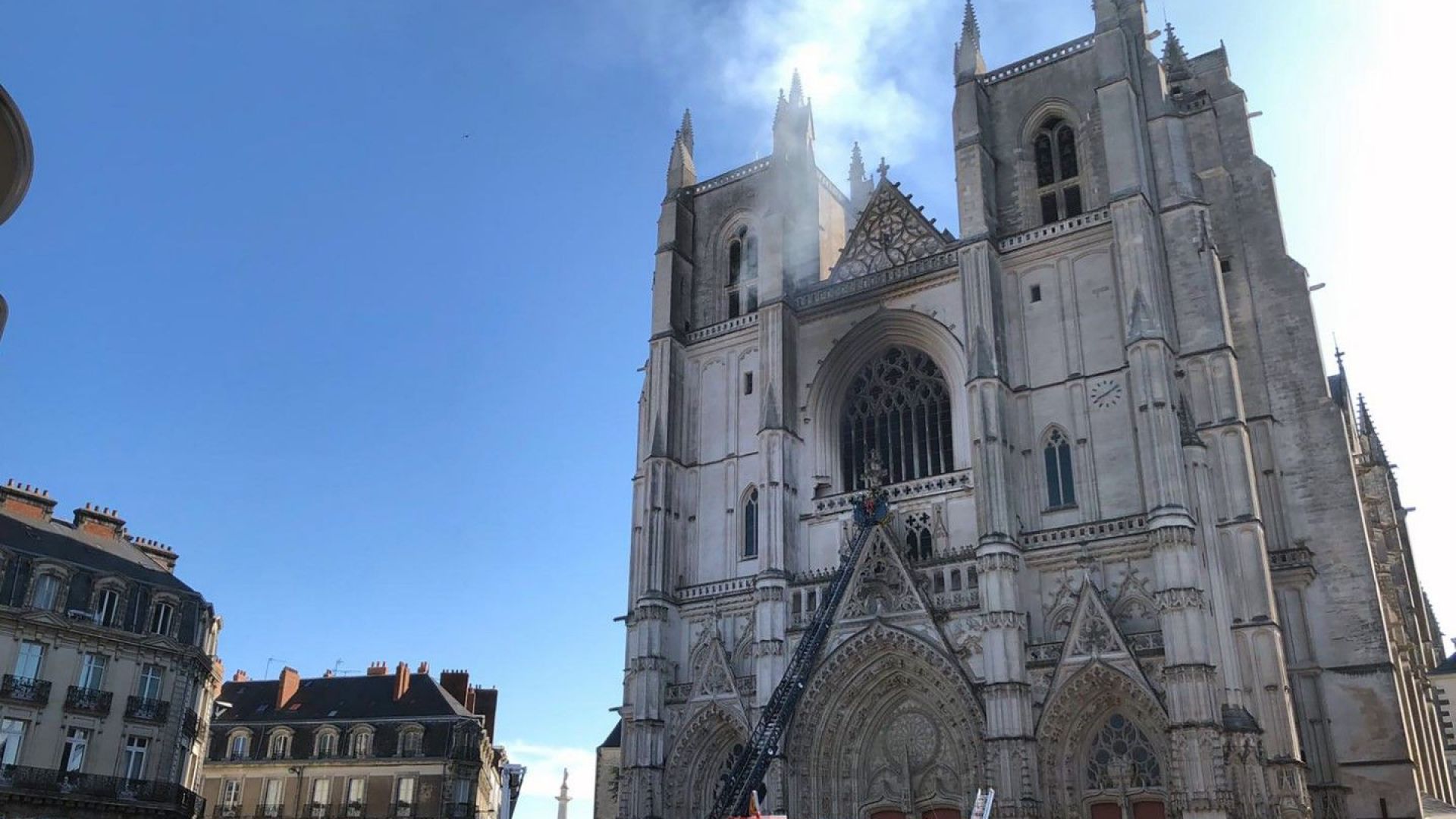 Горя катедралата в Нант: умишлен ли е палежът