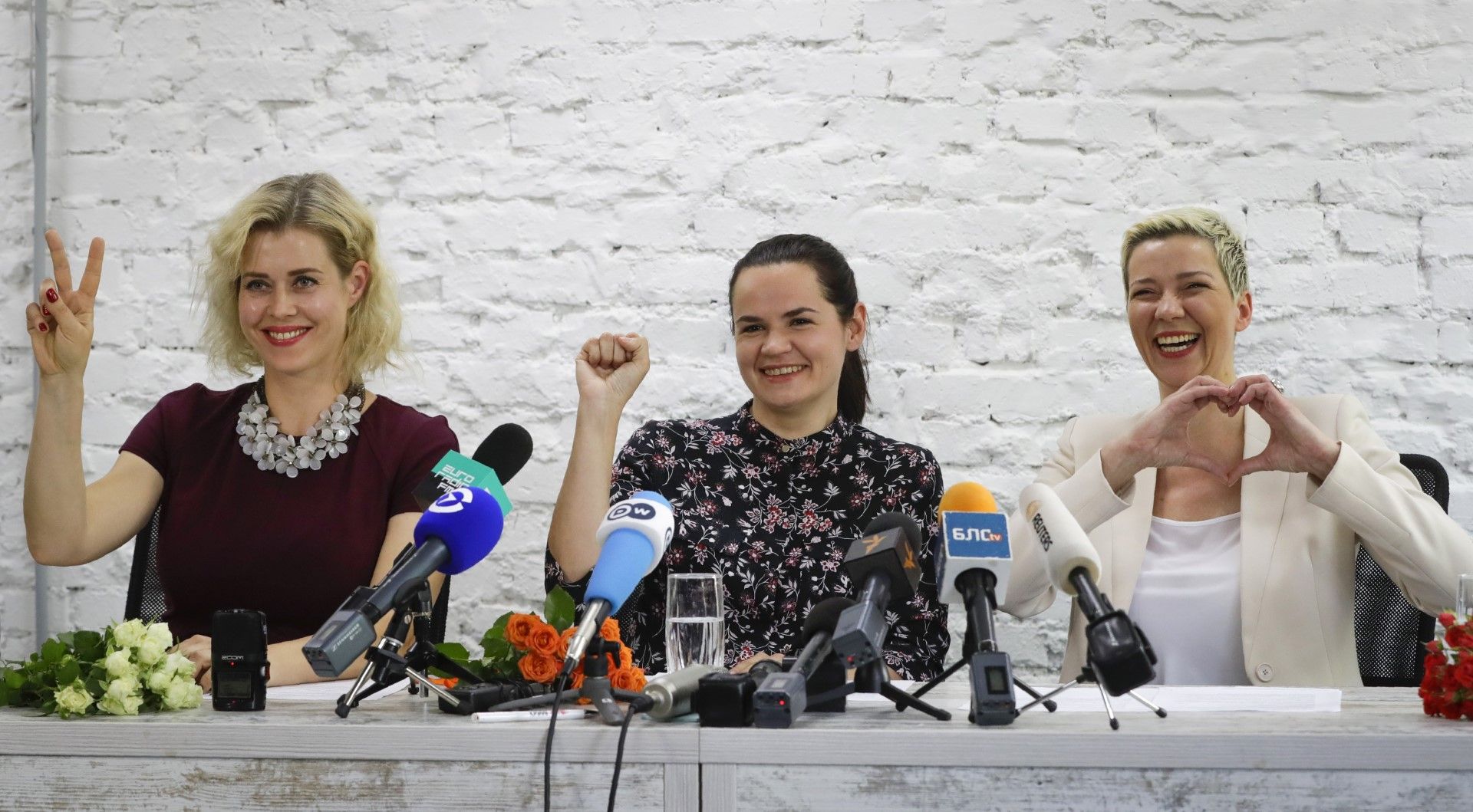 Беларуският кандидат-президент от опозицията Светлана Тихановска (в средата), Мария Колесникова - представител на Виктор Бабарико (вдясно) и Вероника Цепкало - съпруга на  Валерий Цепкало (вляво) демонстрират единство