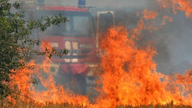 Пожарът край Сливен не е потушен, военни се включиха в гасенето
