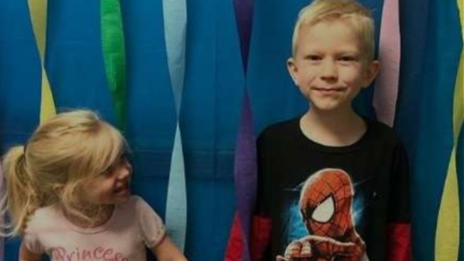 6-годишно дете стана "супергерой", спасявайки сестричката си от куче (видео)