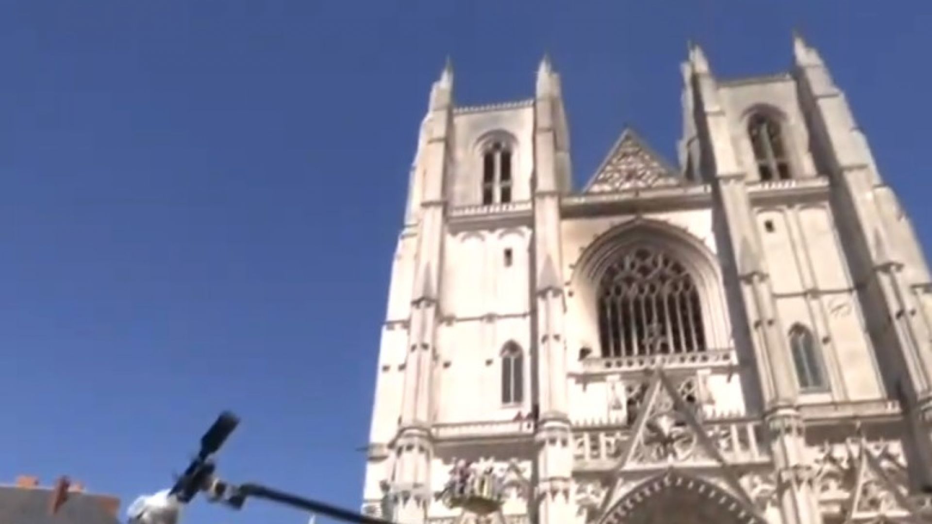 Пожарът в катедралата в Нант е унищожил безценни реликви (видео)