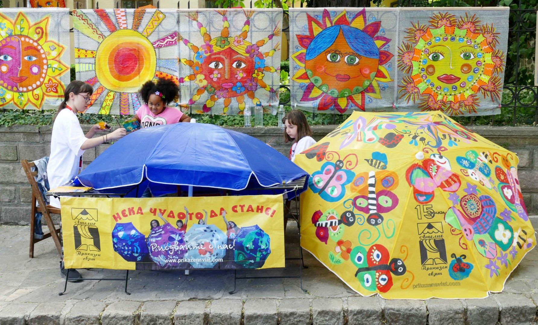  Десетки цветни чадъри украсиха фасадата на къщата - експозиция на Златю Бояджиев в Старинен Пловдив