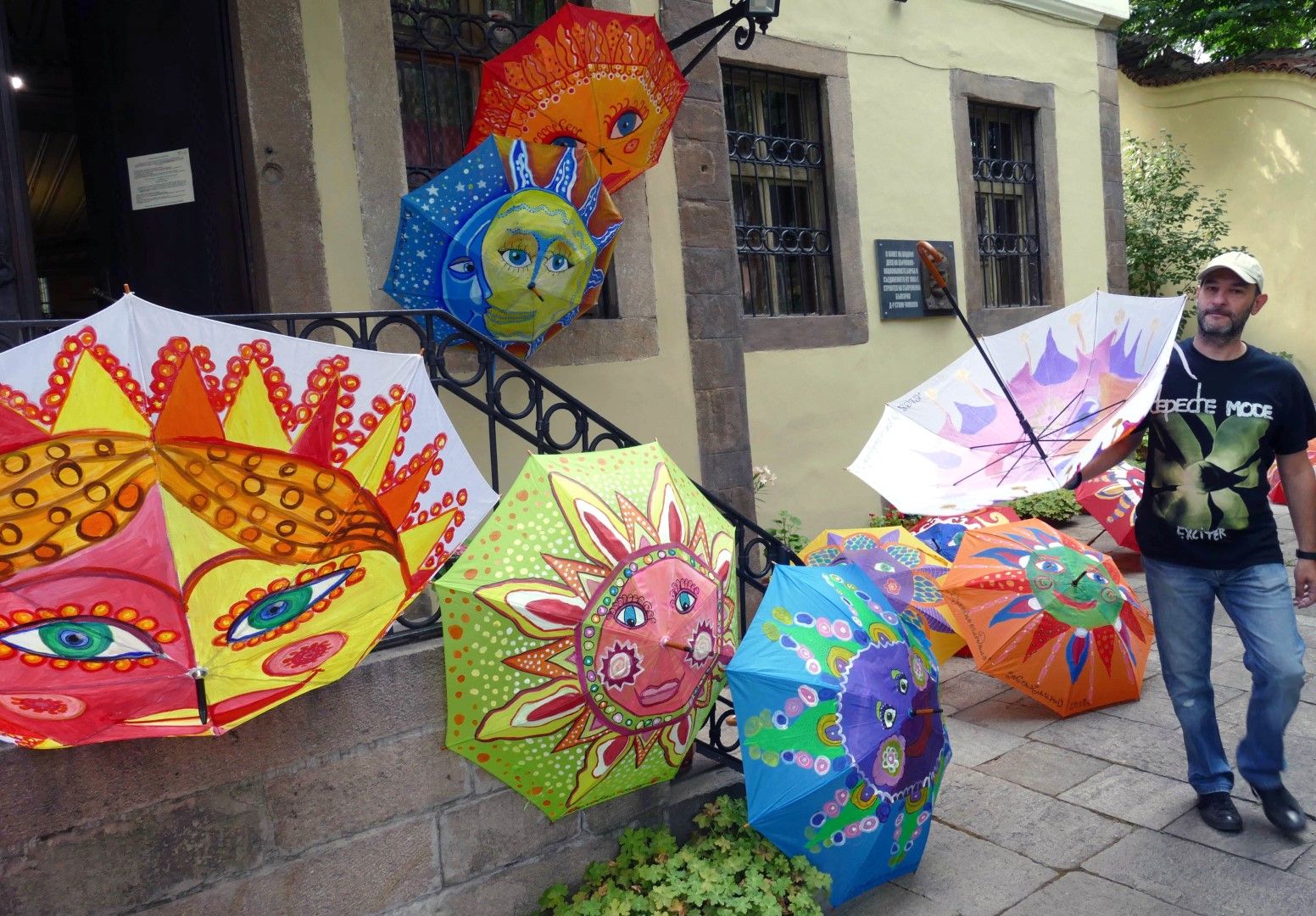 Десетки цветни чадъри украсиха фасадата на къщата - експозиция на Златю Бояджиев в Старинен Пловдив