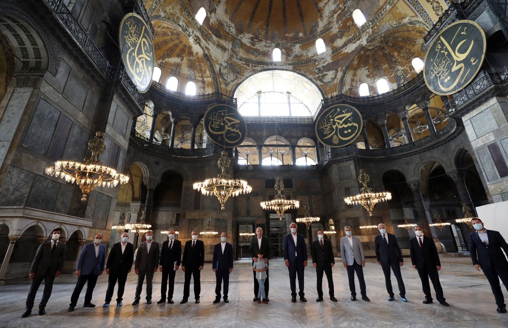 Реджеп Ердоган посети храма "Света София". На снимката е в средата с един от своите внуци