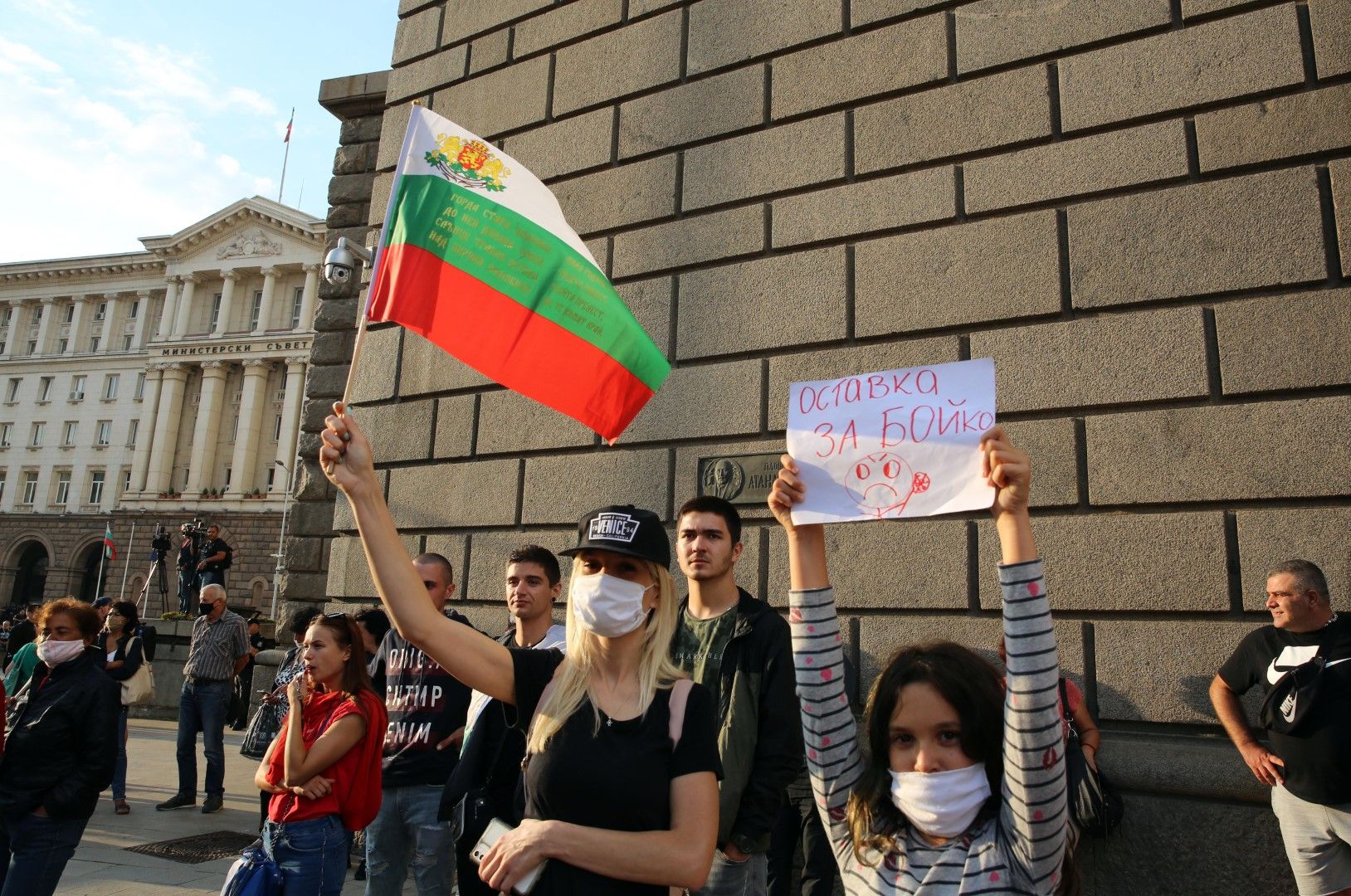 За пореден ден протестиращи искат оставката на правителството и на главния прокурор. Хората се събраха на площад "Независимост"
