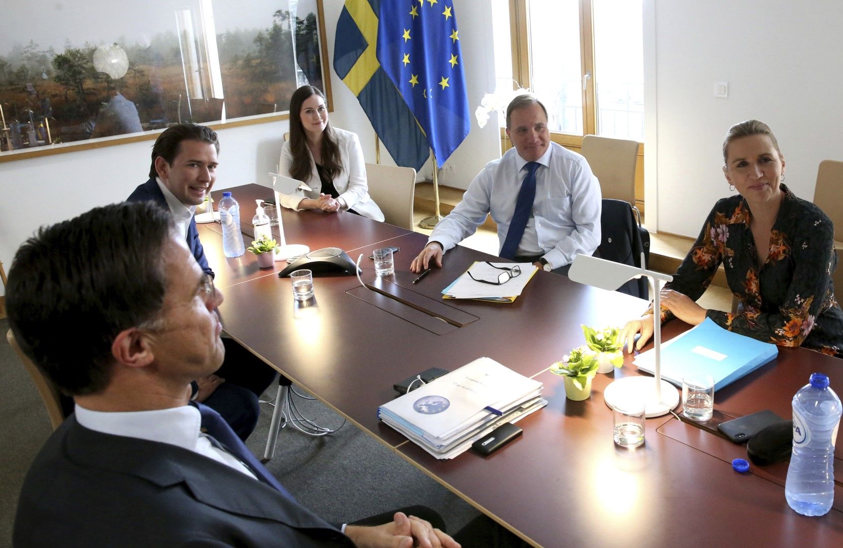 Премиерите на "пестеливата четворка" плюс Финландия се събраха в Брюксел (от ляво): Марк Рюте (Холандия), Себастиан Курц (Австрия), Санна Марин (Финландия), Стефан Льовен (Швеция), Мете Фредриксен (Дания)