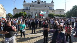 Протестиращи спряха движението пред парламента, полицейски кордон не позволи блокада (обновена, снимки)