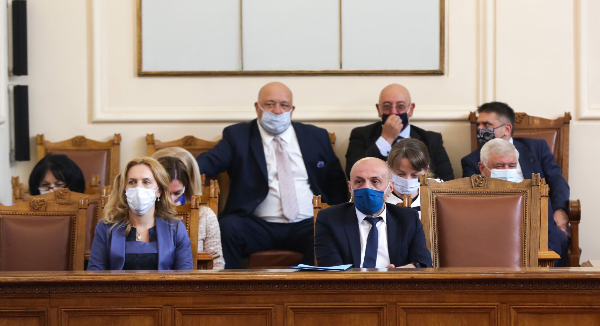 Министрите се събраха за дебатите, всички са с маски