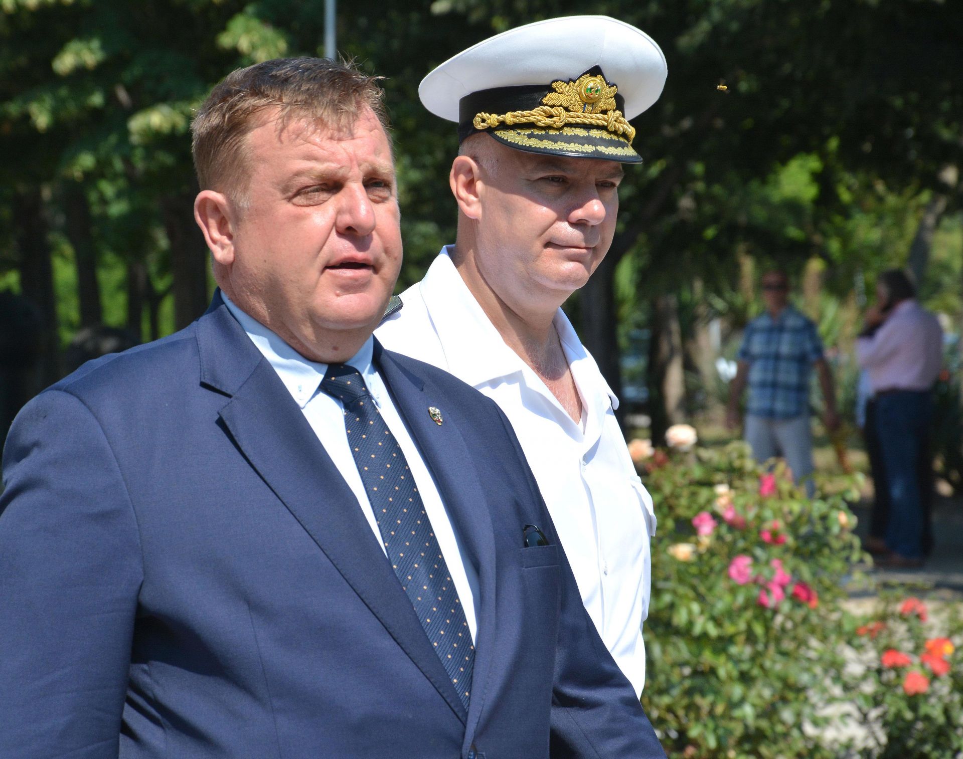 Красимир Каракачанов (ляво) посети Военноморския координационен елемент в пункт за базиране Варна. На снимката: контраадмирал Кирил Михайлов (дясно)