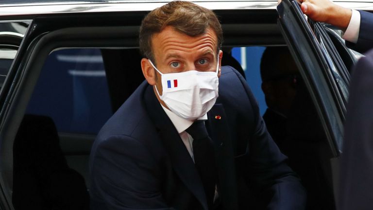 Президентът на Франция Еманюел Макрон се появи отново с маска,